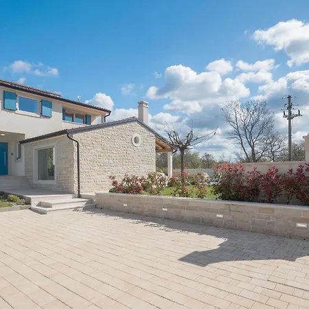 Ferienhaus Luxurious Home In Buje